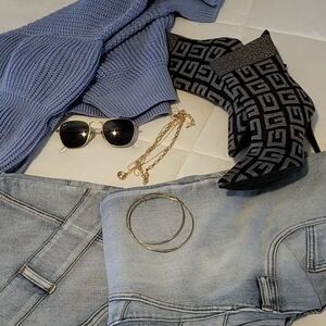 Blue Sweater Jeans Ray Bans & Guess Booties❤️